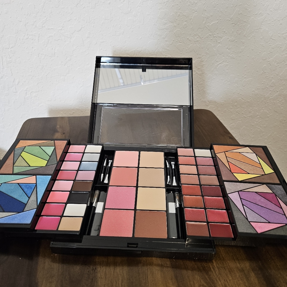 NIB Malibu Glitz Aloe & Collagen Enhanced Sheer Makeup